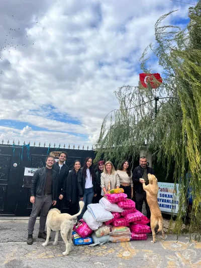 Pharmacopolium Topluluğu’ndan Anlamlı Ziyaret: Patiliköy Barınağı’na 257 Kilo Mama Desteği