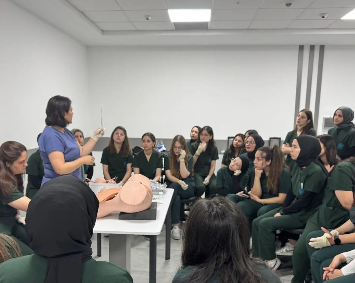 Ebelik Bölümü Simülasyon Temelli Mezuniyet Öncesi Eğitim Serisinde Klinik Gerçekliğe Bir Adım Daha