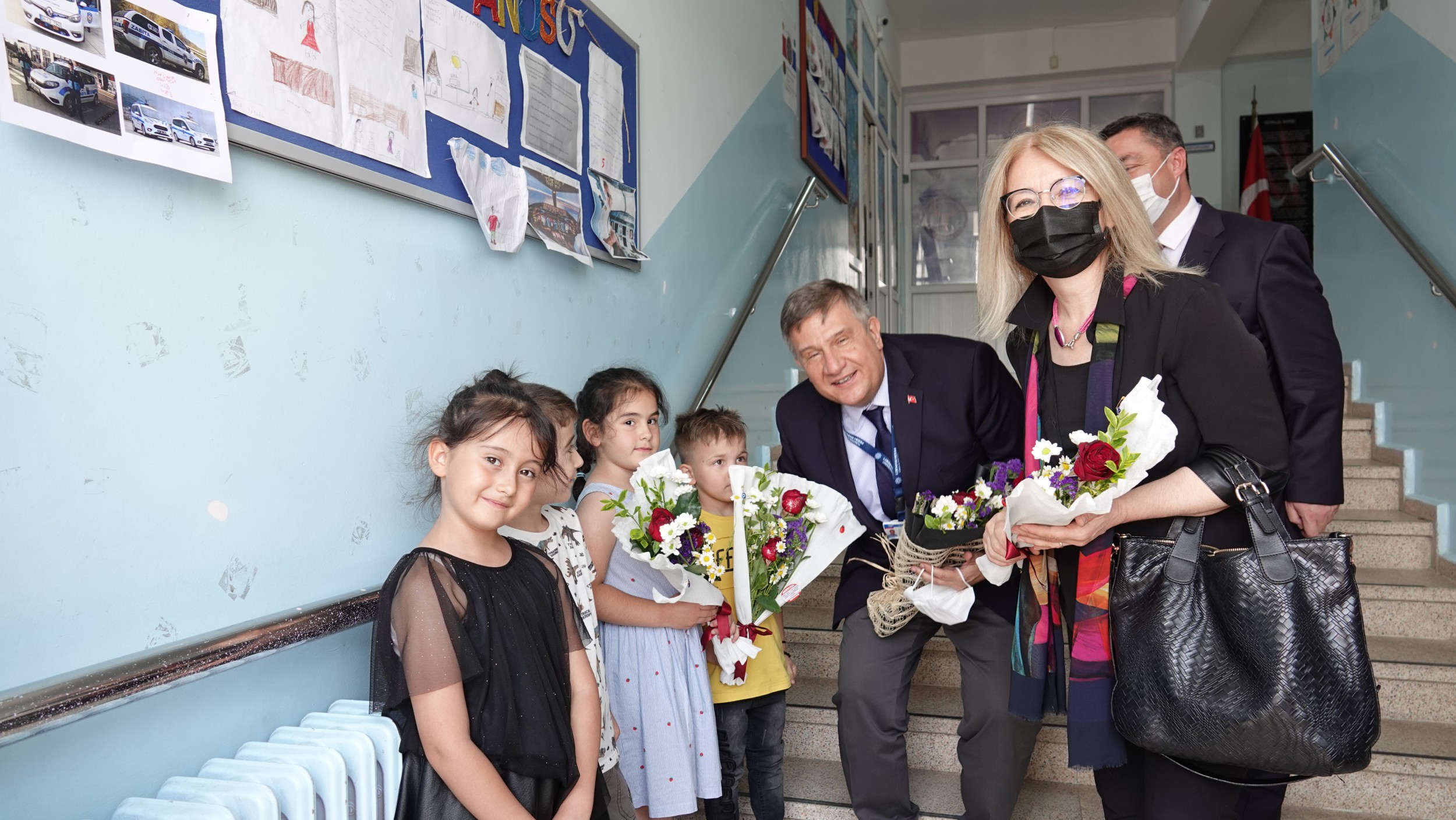 Rektörümüz Ve Rektör Yardımcımızdan Kardeş İlkokula Yardım Ziyareti